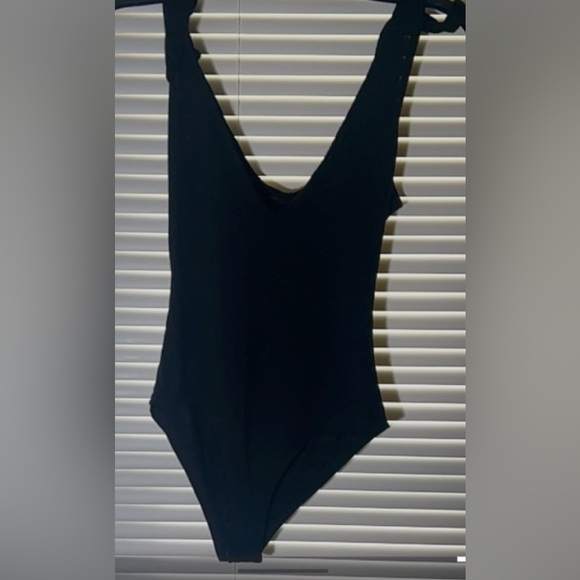 Nasty gal Jersey Bunny Tie V Neck Bodysuit.  Size 2.  In excellent condition. - Picture 5 of 7